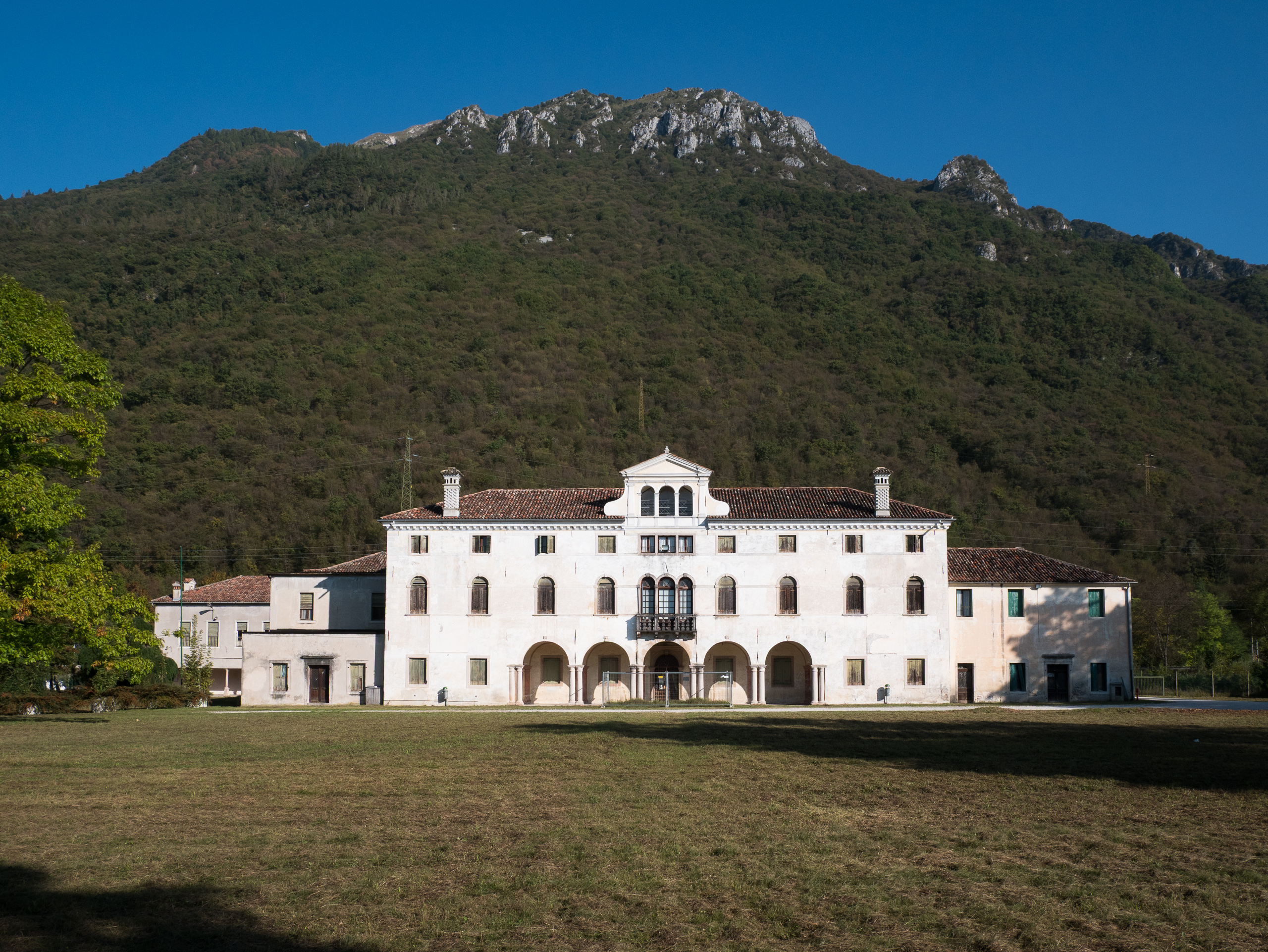 Palladianische Villa vor dem bewaldeten Berghang